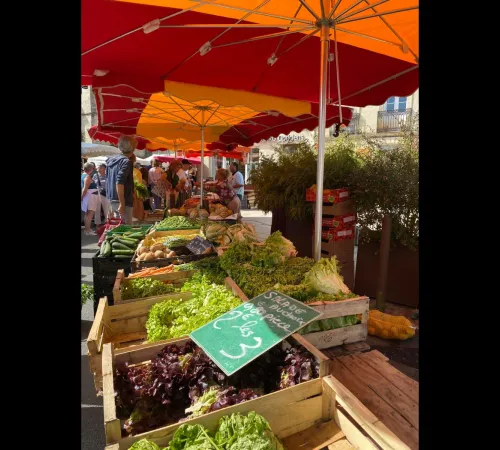 Marché hebdomadaire du mardi matin à Sauveterre-de-Guyenne