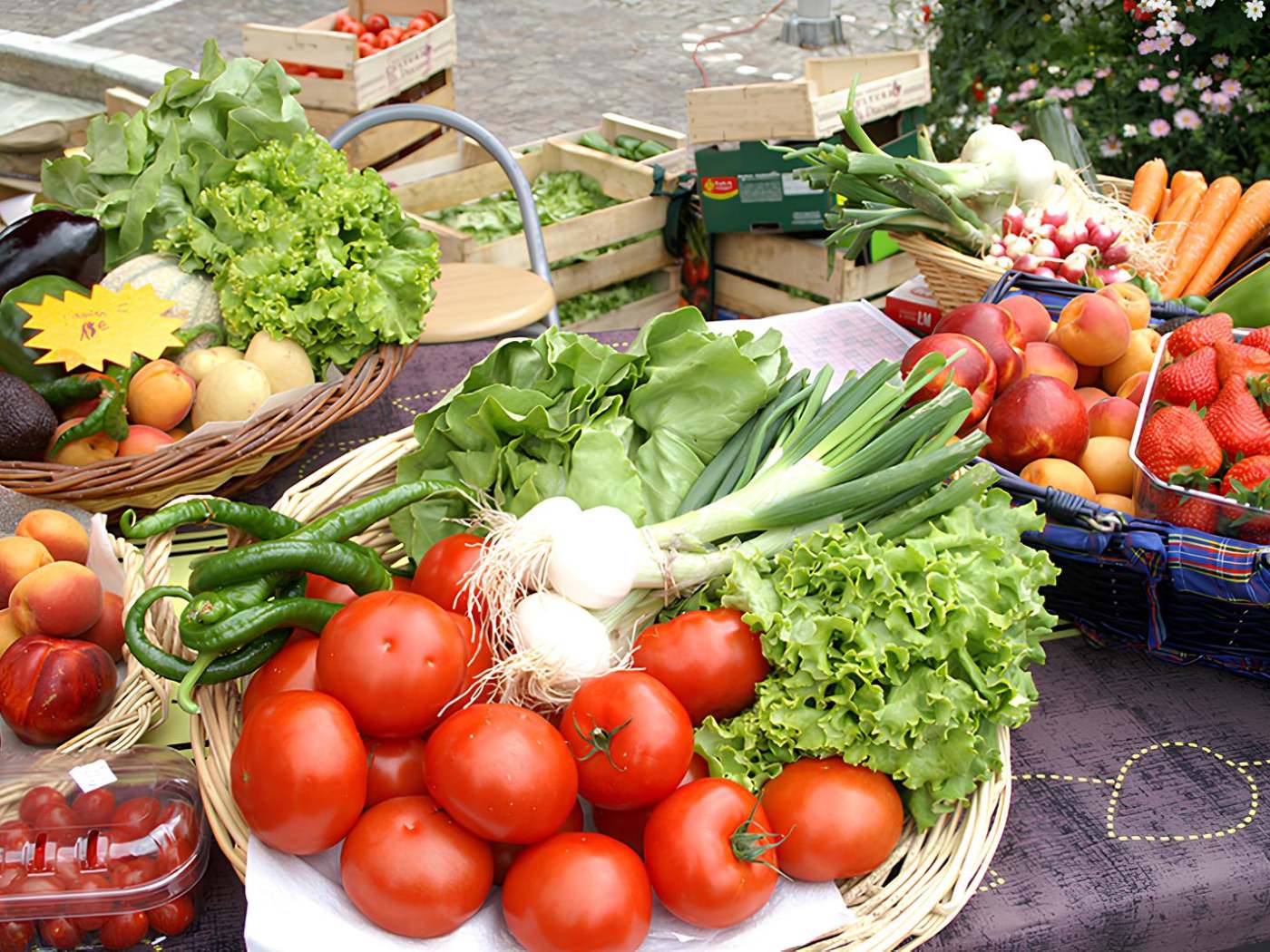 Marché hebdomadaire du dimanche matin de Saint ...