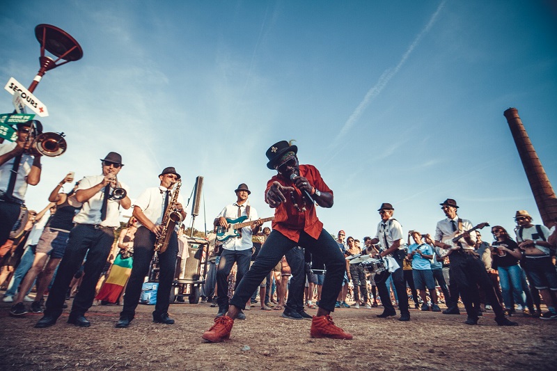Déambulation de L’Ensemble National de Reggae