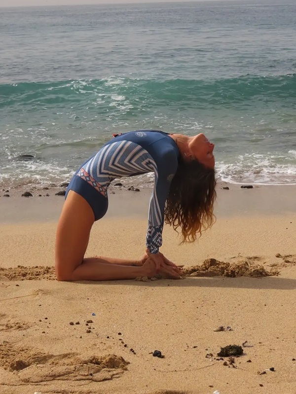 Yoga dynamique sur la plage