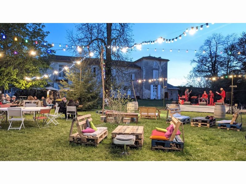 Metro-boulot-chateau au Château de l'Hurbe