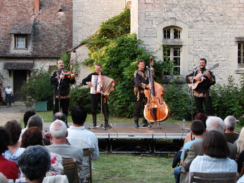 Repas concert solidaire par le Collectif Le Vi ...
