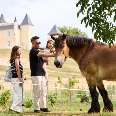 Nourrir les animaux de la ferme et atelier cré ...
