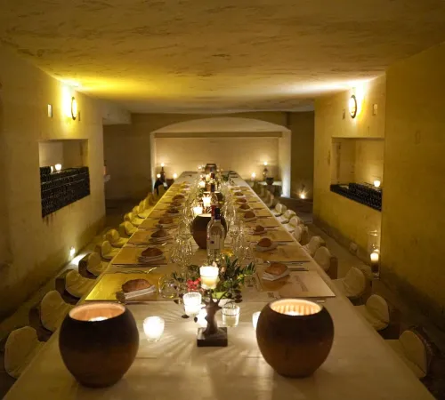 Festin Vigneron aux Chandelles dans les Caves Souterraines À la Table des Chevaliers