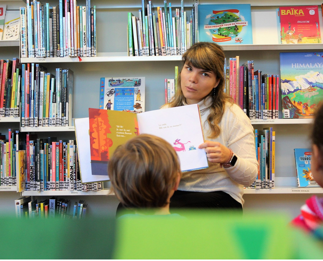 Lecture aux enfants sous tente