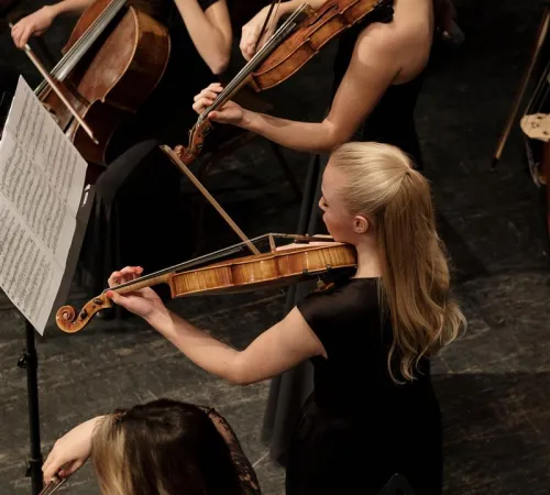 Retransmission en direct du concert de l'ONBA. Concert symphonique, Bernstein Story direction Joseph Swensen.