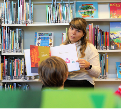 Lecture aux enfants sous tente