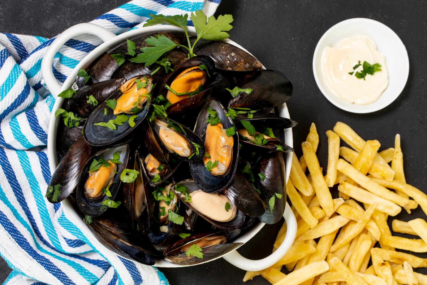 Repas moules frites par le Comité des fêtes de ...