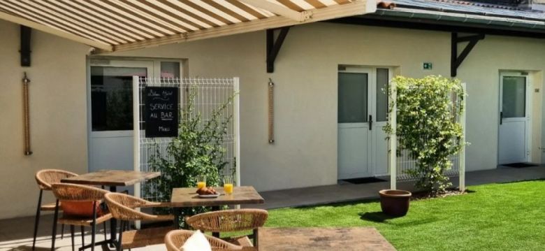 Bloom Hostel Bar & Garden