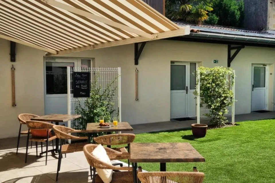 Bloom Hostel Bar & Garden