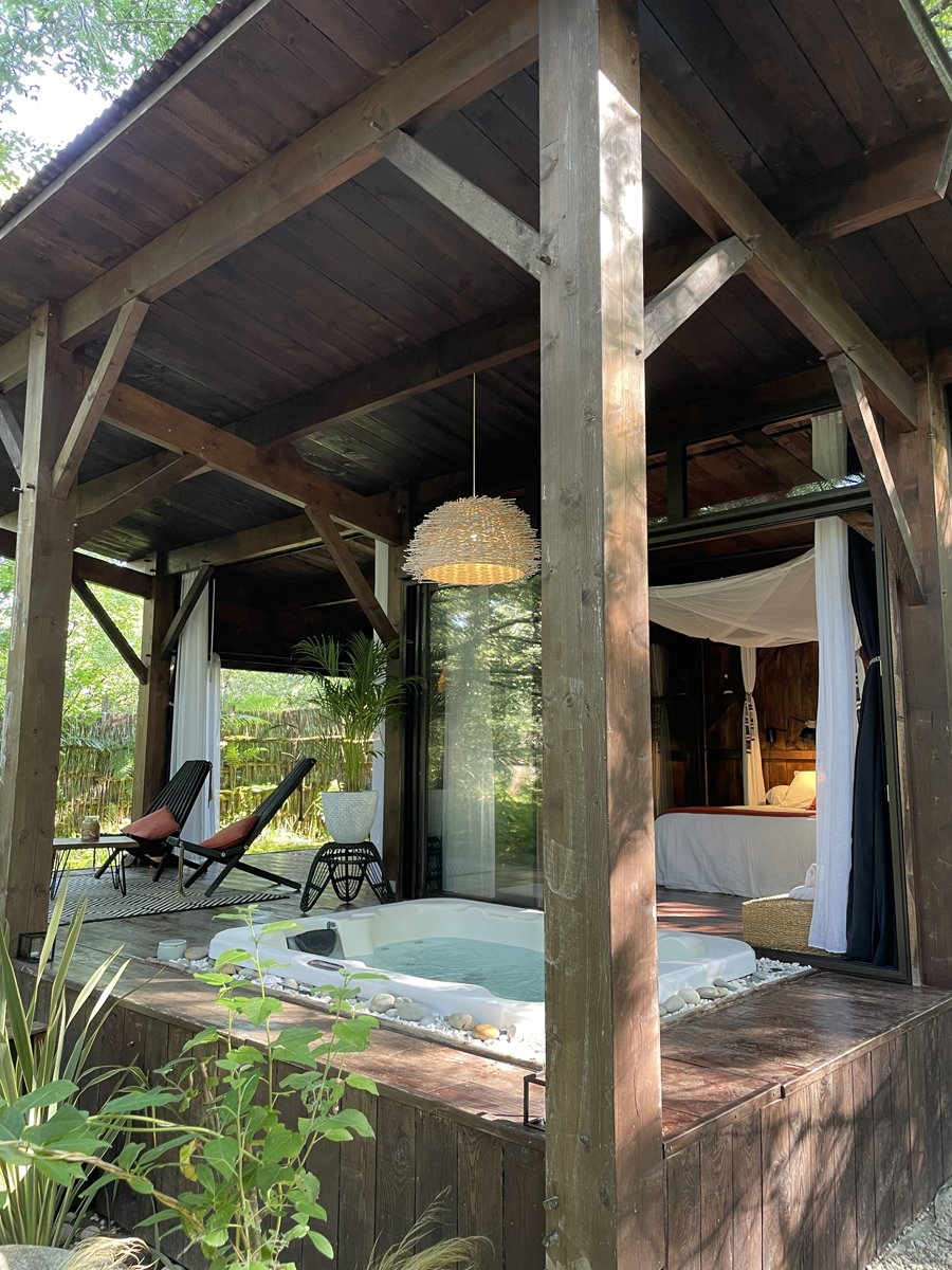 Cabanes et spa de verre et de bois
