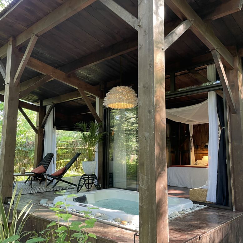 Cabanes et spa de verre et de bois