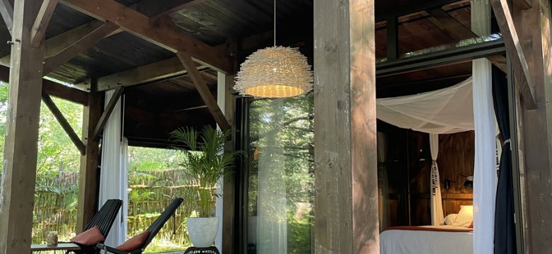 Cabanes et spa de verre et de bois