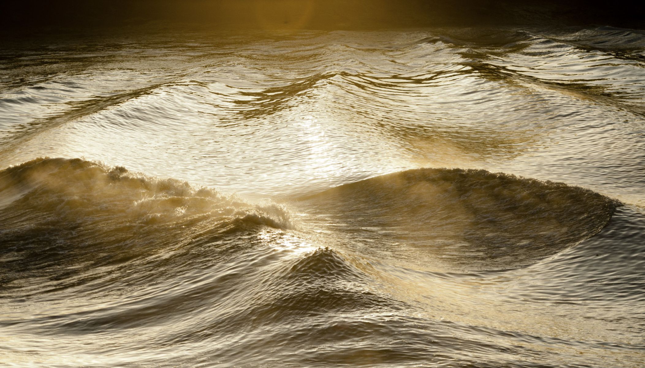 Venez voir le mascaret ! Vague géante sur la rivière !