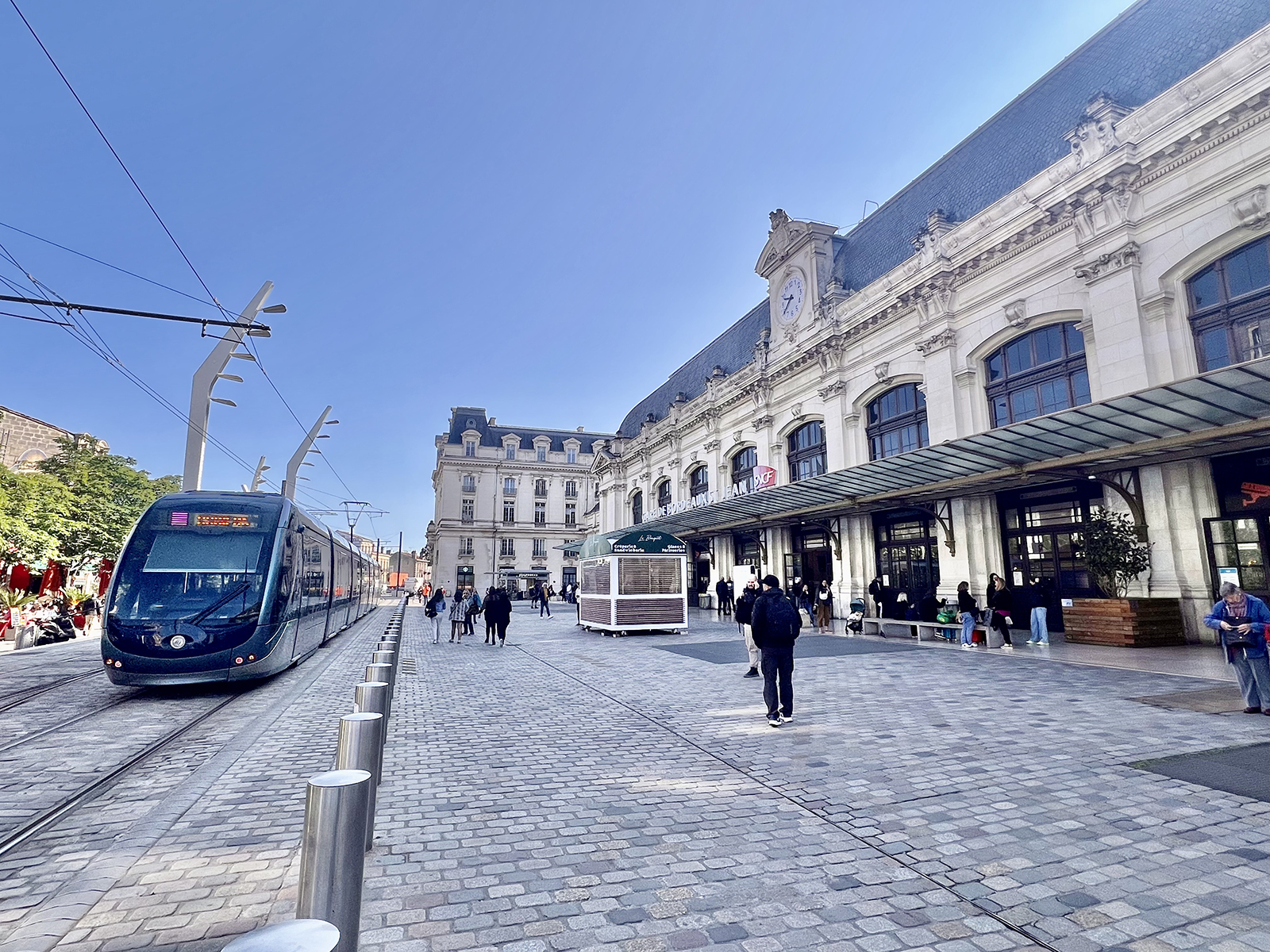 The tram stops this summer in Bordeaux, our so ...
