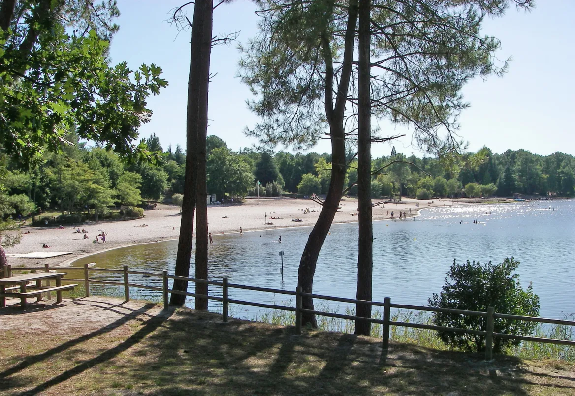 Lake Hostens and its beaches