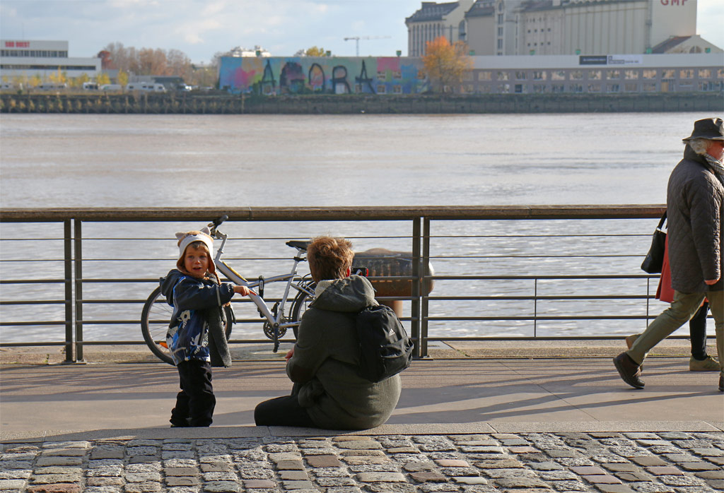 Personnes sur quai de bordeaux
