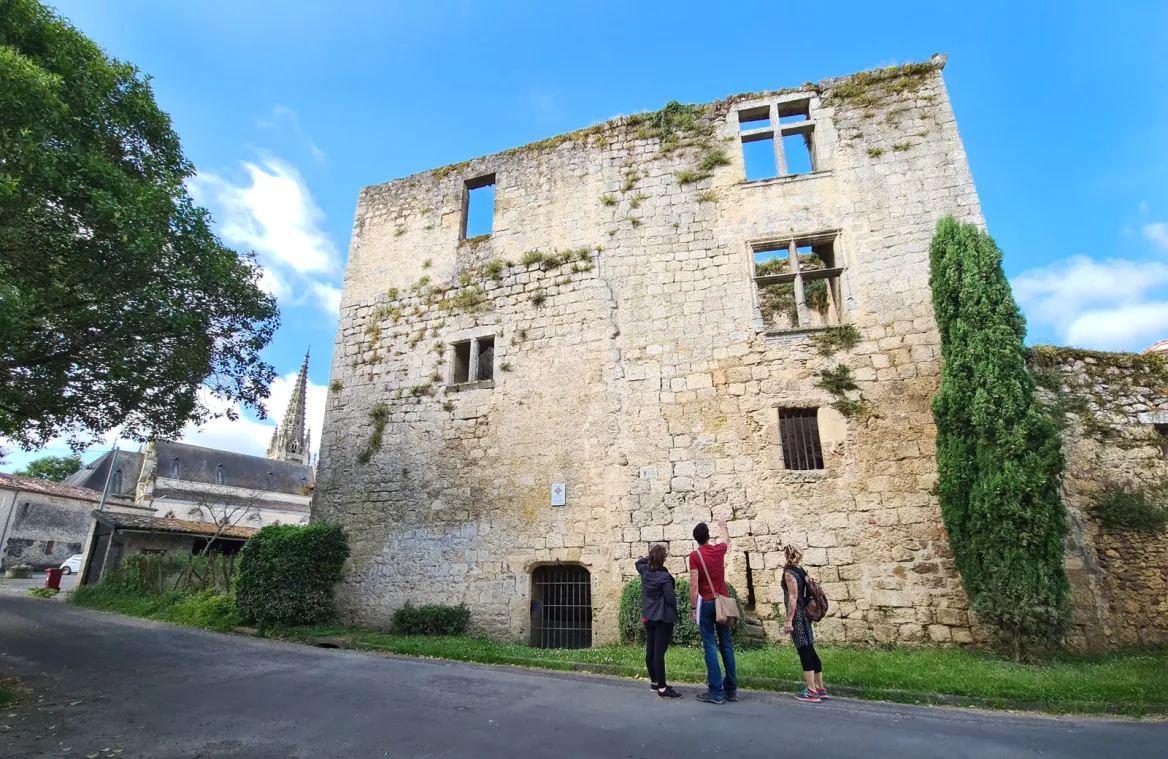 Facede of the Château de Podensac