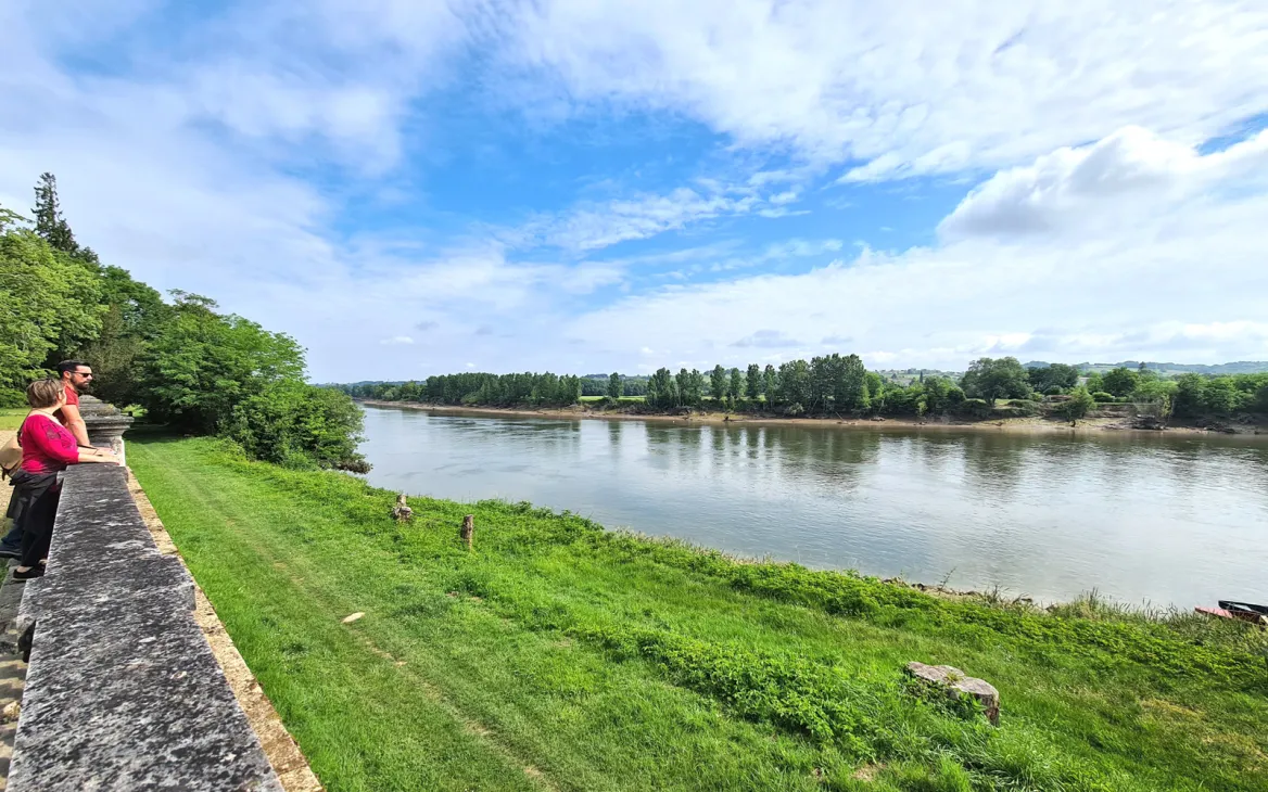 Podensac and its castle on the banks of the Garonne