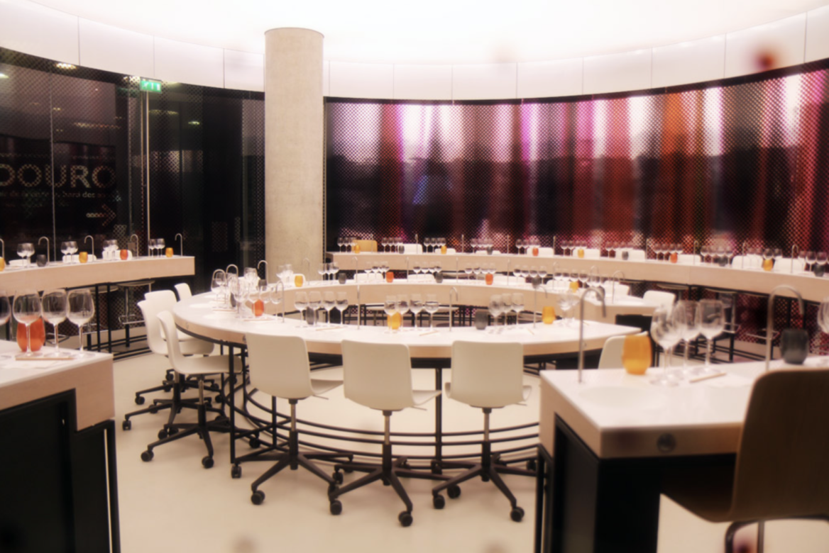 La salle des ateliers de la Cité du vin de Bordeaux