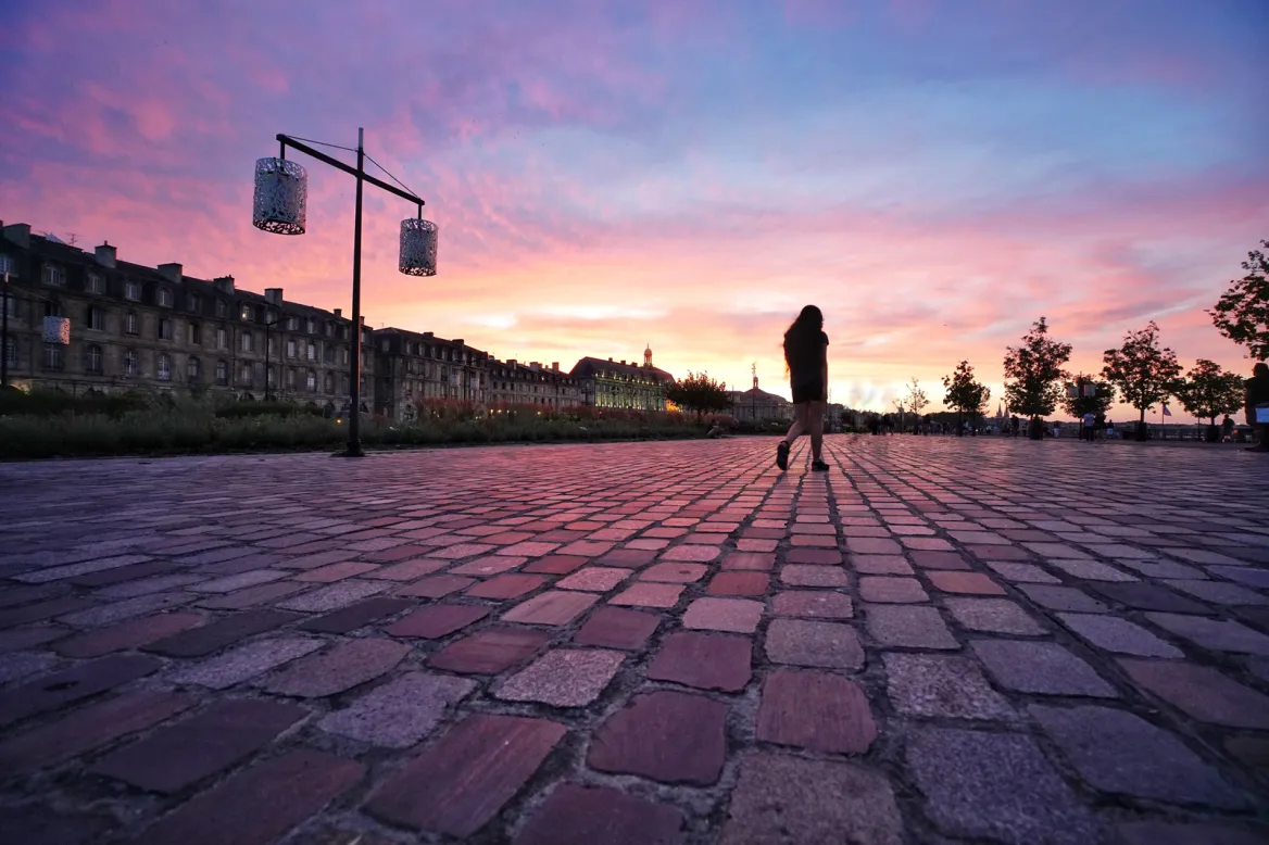 Walking in Bordeaux Photo: AdobeStock Gregory