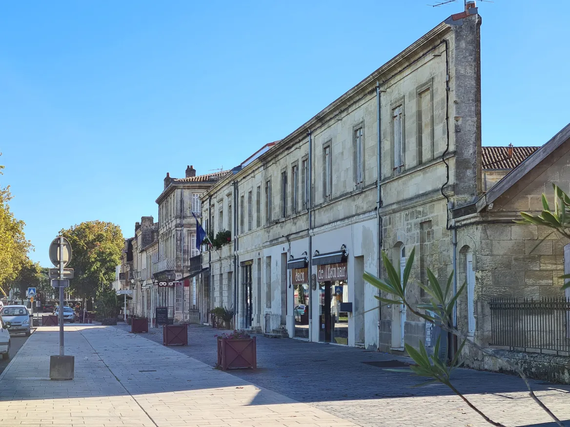 Pauillac river frontage