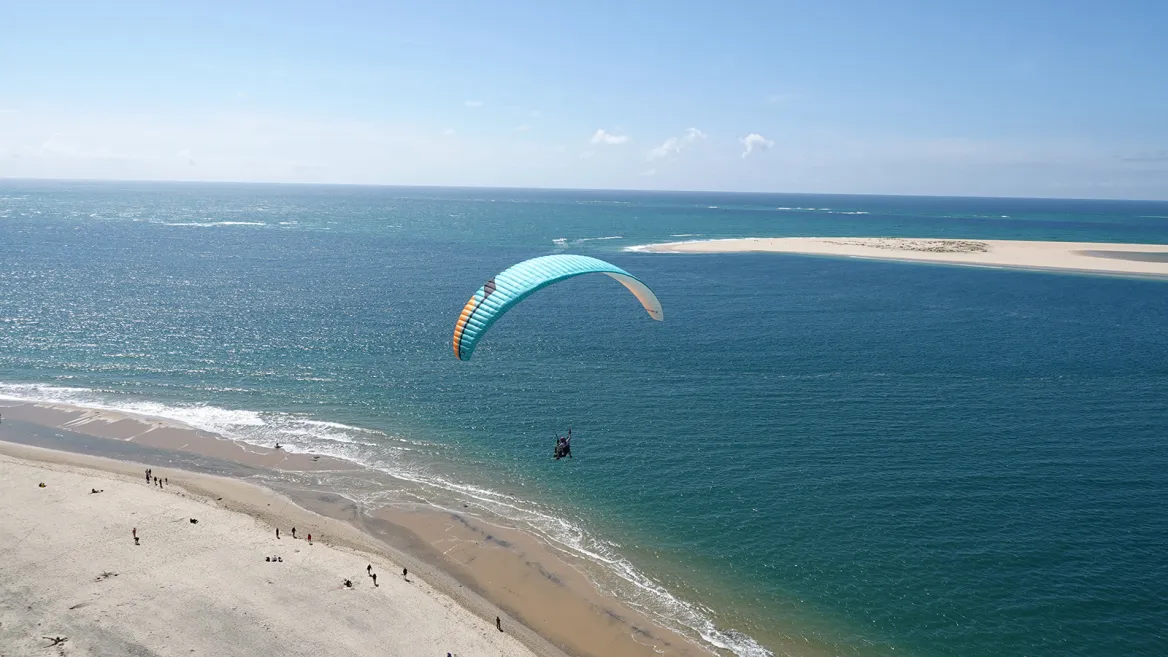 parapente au-dessus de la mer