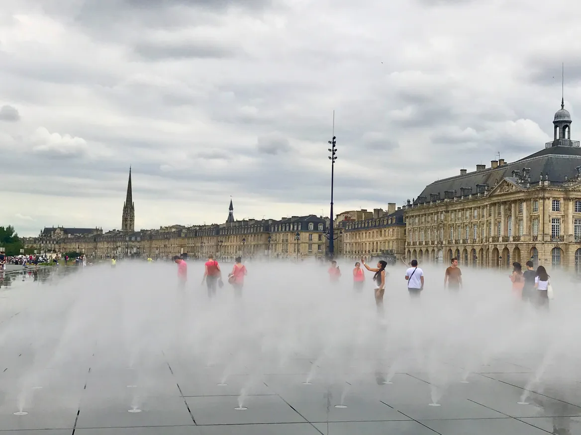 Miroir d'eau avec brume