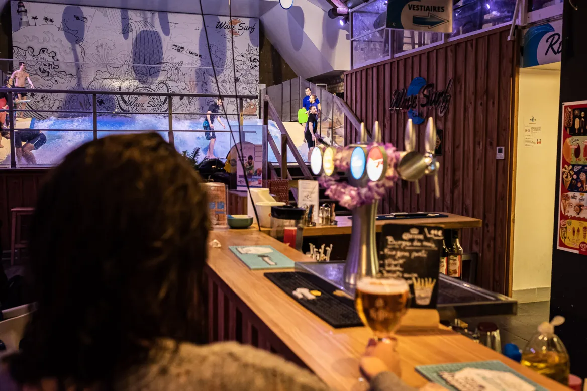 Depuis le bar, on observe les techniques des experts