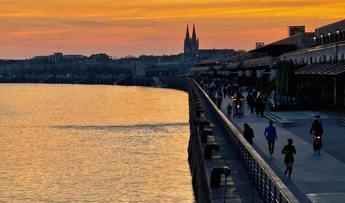 Quais de Bordeaux au coucher du soleil