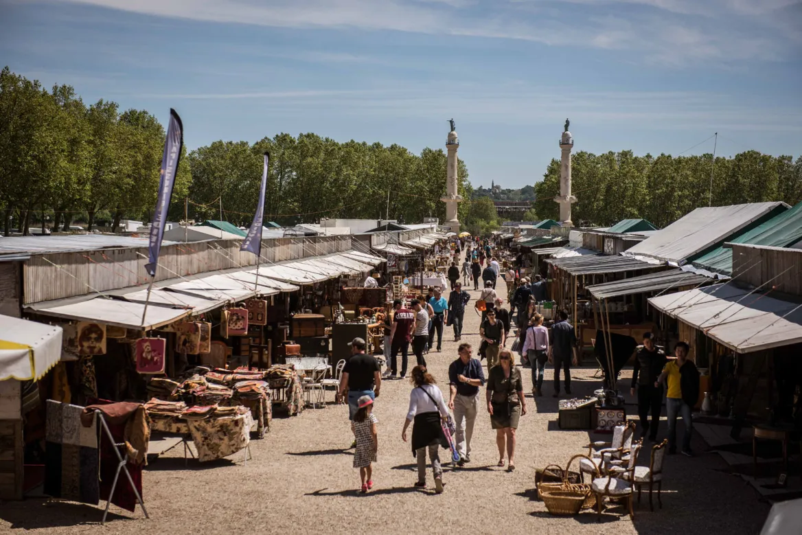 Marché de brocanteurs sur la place des Quinconces à Bordeaux